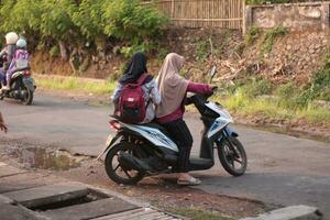 magelang, centrale jav, indonesia. 20-10-2023. un' donna di preghiera nel un' cavalcata croci il strada. foto