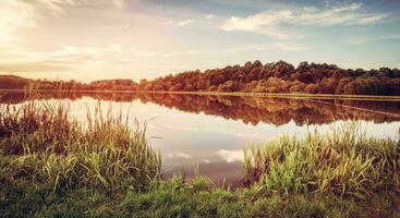 lago a tramonto. campagna rurale scenario nel Polonia foto