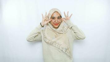 ritratto di contento giovane asiatico donna indossare hijab isolato su bianca sfondo foto