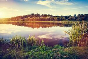 lago a tramonto. campagna rurale scenario nel Polonia foto