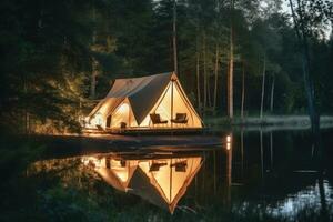 elegante glamping tenda annidato di un' lago nel un' foresta, generativo ai foto