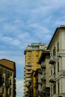 un' Visualizza di edifici e un' blu cielo foto