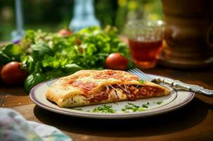 Pizza Calzone su piatto su di legno tavolo. creare ai foto