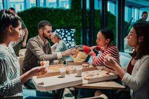 diverso gruppo di persone nel il ufficio foto