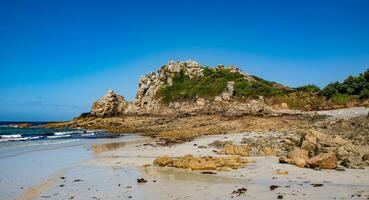 spettacolare estate paesaggio marino a trestrignel rocce, perros-guirec, Bretagna, Francia foto