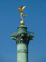 bronzo angelo statua su bastille colonna, Parigi foto