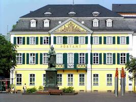 storico postale edificio con beethoven statua, buongiorno, Germania foto