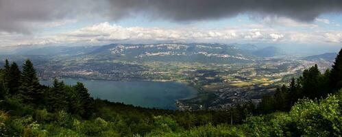sereno bellezza lago borghese Visualizza a partire dal Savoie montagne, aix les bagni, Francia foto