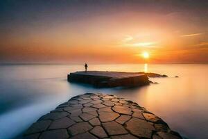 un' uomo sta su un' roccia nel il oceano a tramonto. ai-generato foto