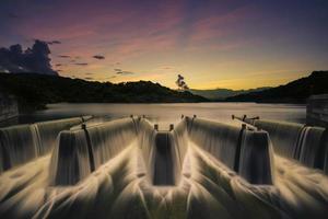 l'acqua scorre sopra la diga di controllo al bacino idrico di liyutan a miaoli, taiwan foto