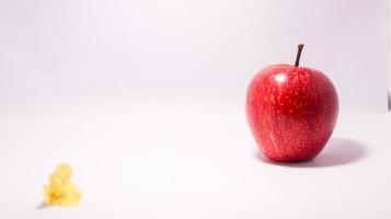 mela rossa su sfondo chiaro incandescente.