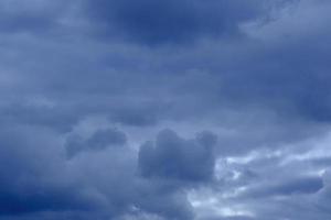 drammatico cielo blu profondo con soffici nuvole foto