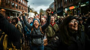 gruppo di manifestanti protestare nel il città. umano diritti rally e giustizia guerriero concetto. foto