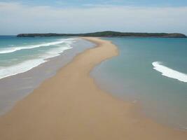 spiaggia bellissimo vicino su Immagine ai generato foto