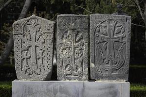 un'antica croce arminiana, khachkar ejmiacin, armenia foto