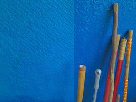 legna e blu dipingere su il parete. copia spazio per testo foto