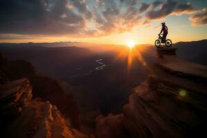 silhouette di motocicletta ciclista fare acrobazia su roccioso montagna come saltare attraversare pendenza di montagna con tramonto retroilluminato. ai generato foto