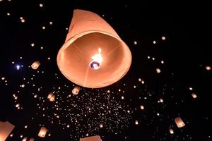 lanterne galleggianti sul cielo nel festival di loy krathong foto