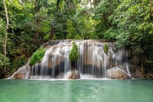 cascata di Erawan, parco nazionale di Erawan a Kanchanaburi, Tailandia foto