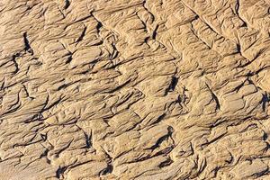 trama di sabbia bagnata sulla spiaggia foto