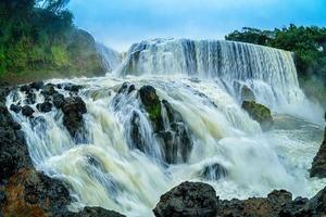 la potente cascata di sae pong lai nel sud del laos. foto