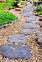 sentiero in pietra in un giardino in stile giapponese foto