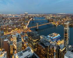 aereo Visualizza di nyc e il est fiume a crepuscolo foto