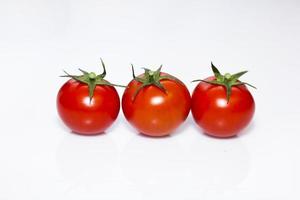 pomodori isolati su sfondo bianco