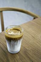 sporco caffè su di legno tavolo, azione foto