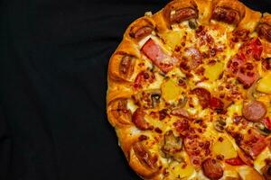 Pizza formaggio pranzo o cena Crosta frutti di mare carne guarnizione salsa. delizioso gustoso veloce cibo nel superiore Visualizza. foto