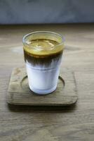 sporco caffè su di legno tavolo, azione foto