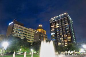 vista notturna del centro cittadino di Greensboro, Carolina del Nord foto