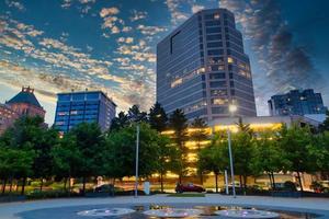 vista notturna del centro cittadino di Greensboro, Carolina del Nord foto