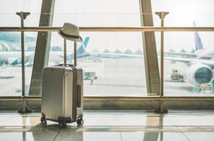 bagaglio a mano disponibile in un grande aeroporto