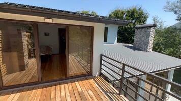 Casa con terrazza e uscire fuori ponte. Visualizza a partire dal il balcone foto