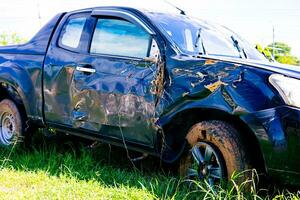 il davanti di il auto era danneggiato e rotto nel un' strada incidente, così il auto poteva non essere guidato ulteriore. foto