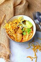 khao così io ricetta, Khao soi, Khao così io kai, tailandese tagliatelle khao così io, pollo curry con stagionatura foto