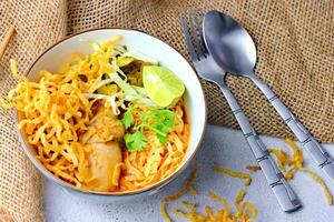 khao così io ricetta, Khao soi, Khao così io kai, tailandese tagliatelle khao così io, pollo curry con stagionatura foto