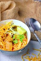 khao così io ricetta, Khao soi, Khao così io kai, tailandese tagliatelle khao così io, pollo curry con stagionatura foto