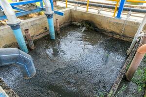 rifiuto acqua stagno nel industriale impianti. foto