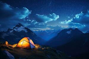 turista tenda nel il montagne a notte con stellato cielo, illuminato campo tenda sotto un' Visualizza di il montagne e un' stellato cielo, ai generato foto