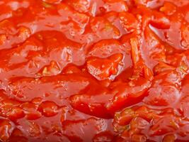 rosso pomodoro salsa con aglio nel padella foto