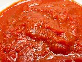 pomodoro salsa su il bianca sfondo foto