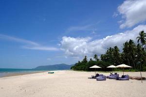 isola tropicale con spiaggia di sabbia bianca sulla spiaggia di khanom in thailandia foto