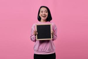 ritratto di donna asiatica che tiene scheda con espressione sorridente foto