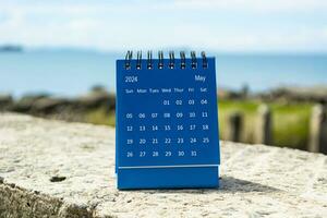 blu Maggio 2024 calendario su sfocato sfondo di blu oceano. foto