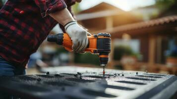 su il tetto bordo - vicino su, lavoratore mani Tenere un elettrico Cacciavite e fissaggio il metallo piastrella tetto. generativo ai foto