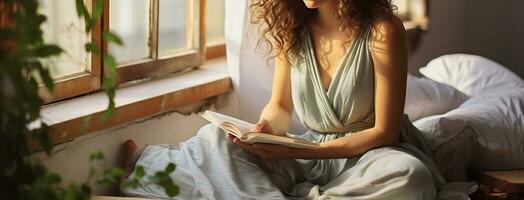 giovane brunetta donna rilassante a casa solo lettura preferito libro mentre seduta su parquet pavimento su letto lenzuolo. generativo ai foto
