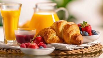 godendo un' sano prima colazione di succo, Cornetti, e marmellata. generativo ai foto