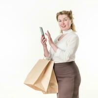 donna acquirente detiene smartphone nel mano, ordini nel in linea shopping negozio. soddisfatto femmina 49 anni vecchio foto